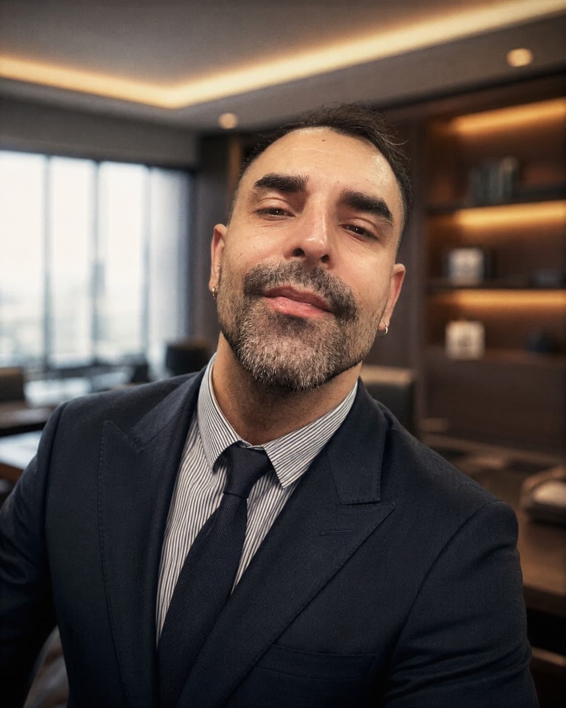 Carlos Sellés, psicólogo y contable corporativo, en un despacho profesional